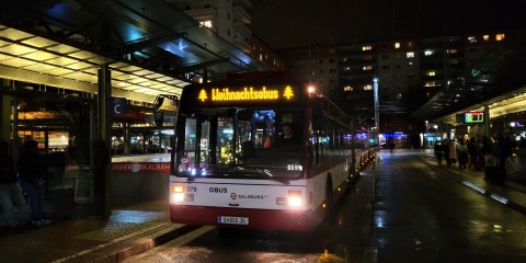 Weihnachtsobus am Salzburg Hauptbahnhof