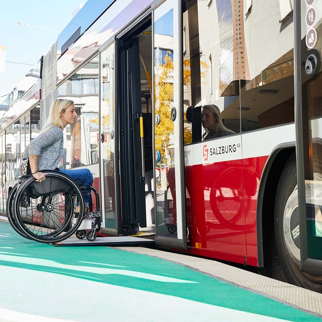 Rollstuhlfahrer nutzt Rampe zum Einstieg in Salzburg AG Bus