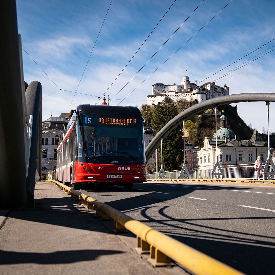 Ein Obus der Salzburg Linien auf der Karolinenbrücke in der Mozartstadt Salzburg.