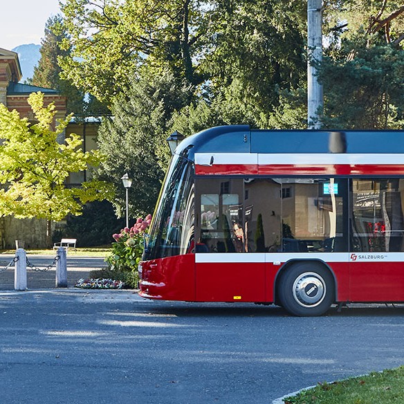 Obus steht vor dem Kommunalfriedhof in Salzburg