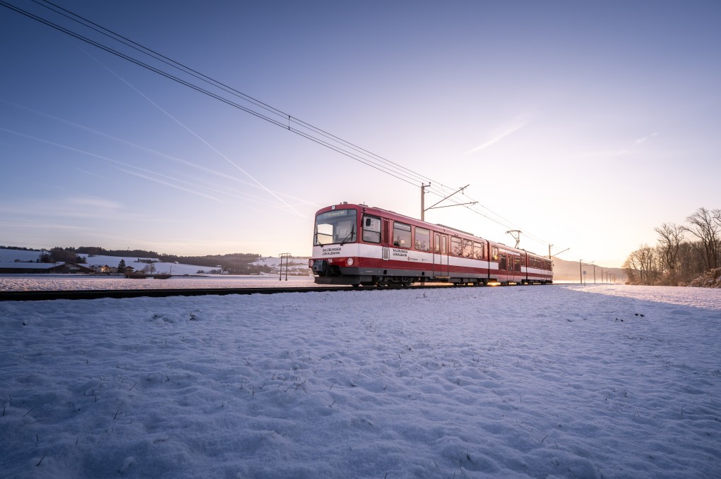 Die Salzburger Lokalbahn zwischen Anthering und Acharting in den Morgenstunden im Winter am 04.01.2025. // The Salzburg local railway between Anthering and Acharting in the morning hours in winter on 04.01.2025.