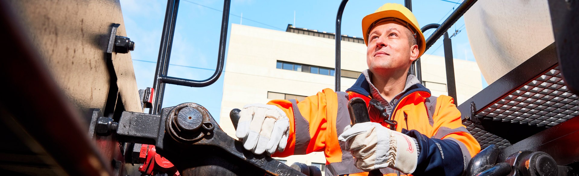 Verschub-Mitarbeiter arbeitet am Zug