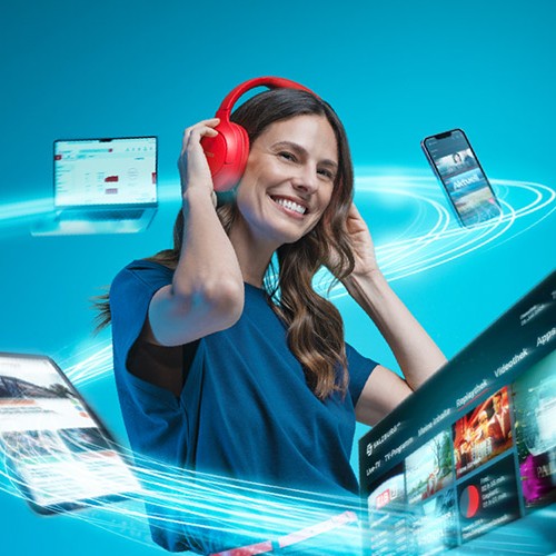 Frau mit Kopfhörer an der elektronische Geräte vorbeifliegen