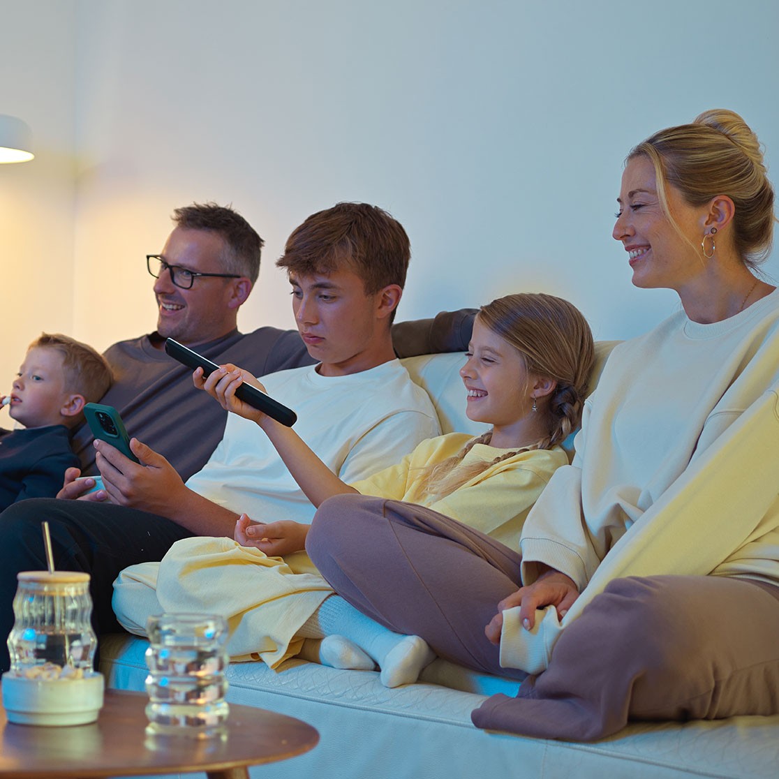 Familie schaut gemeinsam Fernsehen