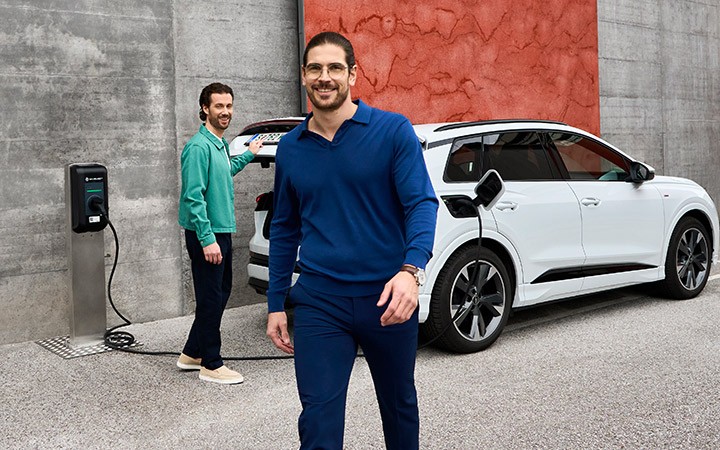 Zwei Männer laden ein E-Auto