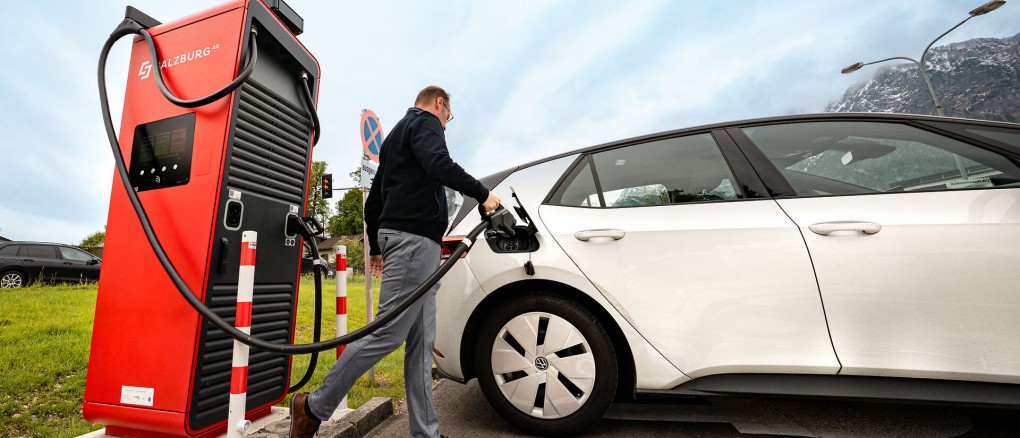 Mann lädt Elektroauto an Salzburg AG Ladesäule.