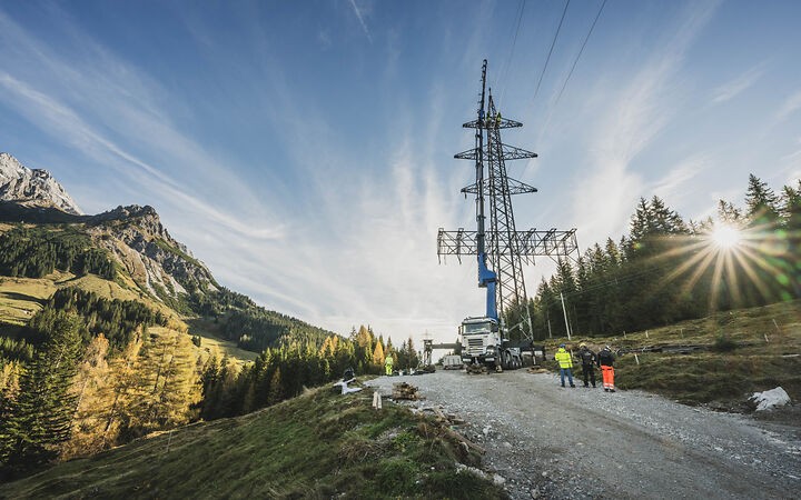 Aufbau eines Gittermasten und Baustelle des Umspannwerk Dienten am Fuße des Hochkönigs für Salzburg AG am 17.10.2024.