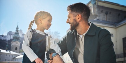 Kind und Mann in Salzburg, Festung im Hintergund