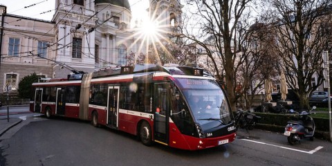 Obus am Makartplatz vor der Dreifaltigkeitskirche im Frühling am Morgen des 02.04.2025 in der Mozartstadt Salzburg. // Trolleybus at Makartplatz in front of the Trinity Church in spring on the morning of April 2, 2025, in the Mozart city of Salzburg.