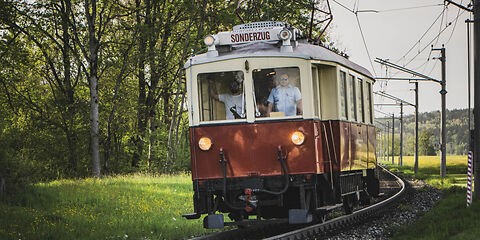 Entlang der Bahnstrecke der Bahnstrecke der Salzburger Lokalbahn (Linie S1) zwischen Salzburg Stadt und Lamprechtshausen im Frühling am 14.04.2024. Im Bild: bei der Bahnstation Anthering. // Along the railway line of the Salzburg Local Railway (line S1) between Salzburg city and Lamprechtshausen in spring on April 14, 2024