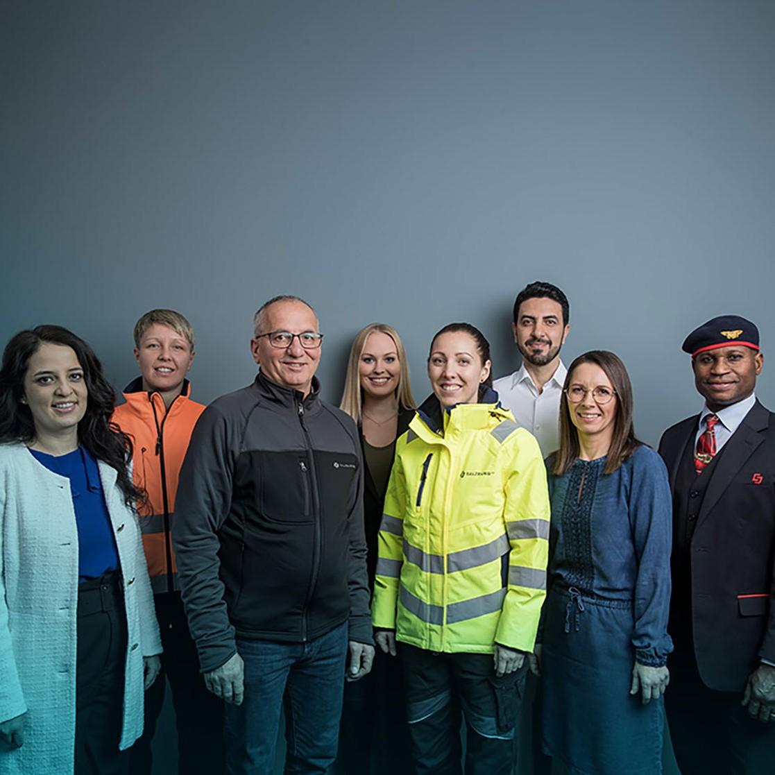 Mitarbeiter:innen aus verschiedenen Bereichen der Salzburg AG stehen zusammen für ein Gruppenfoto