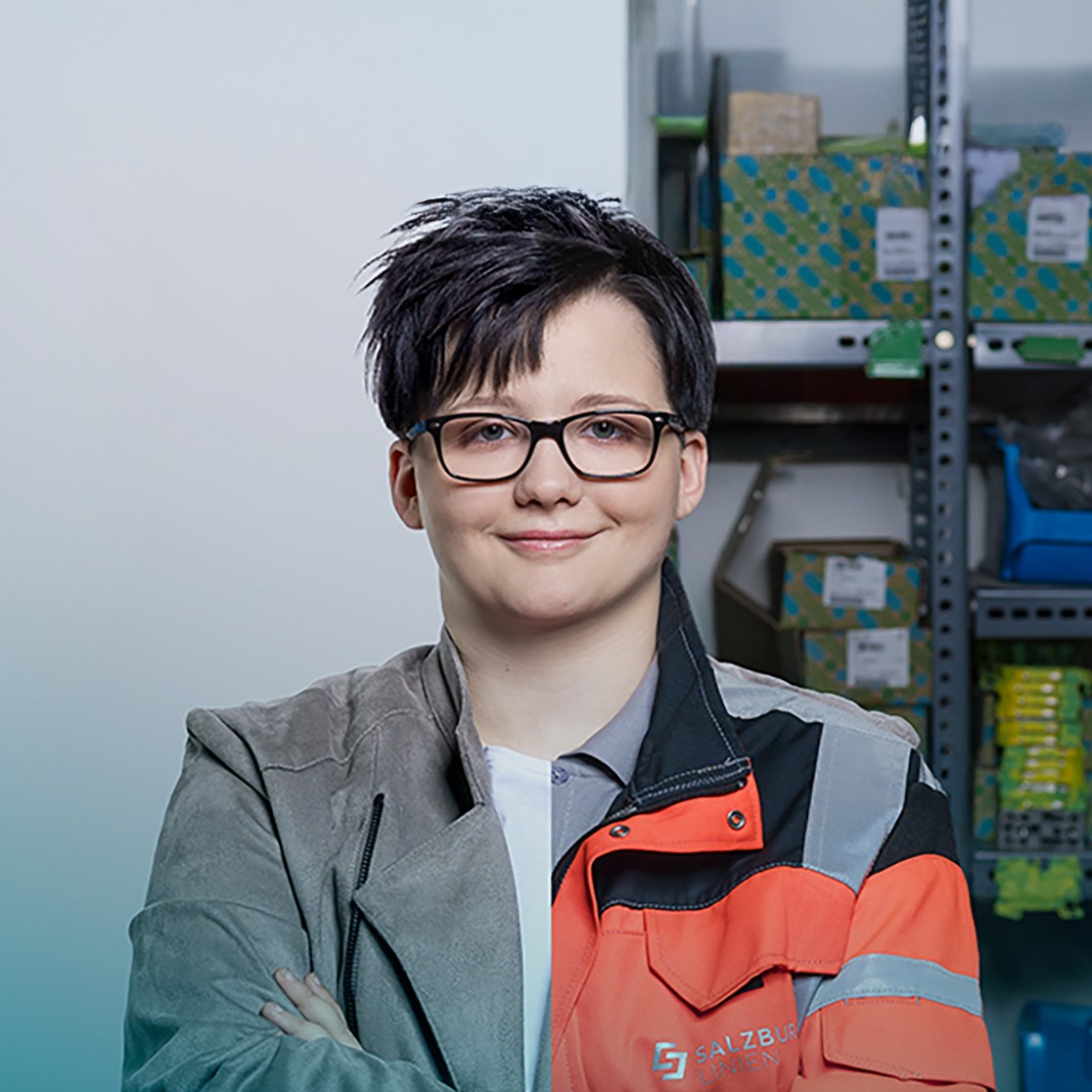 Lehrling trägt auf einer Seite Alltagskleidung, und auf der anderen Seite Dienstkleidung (Warnweste).