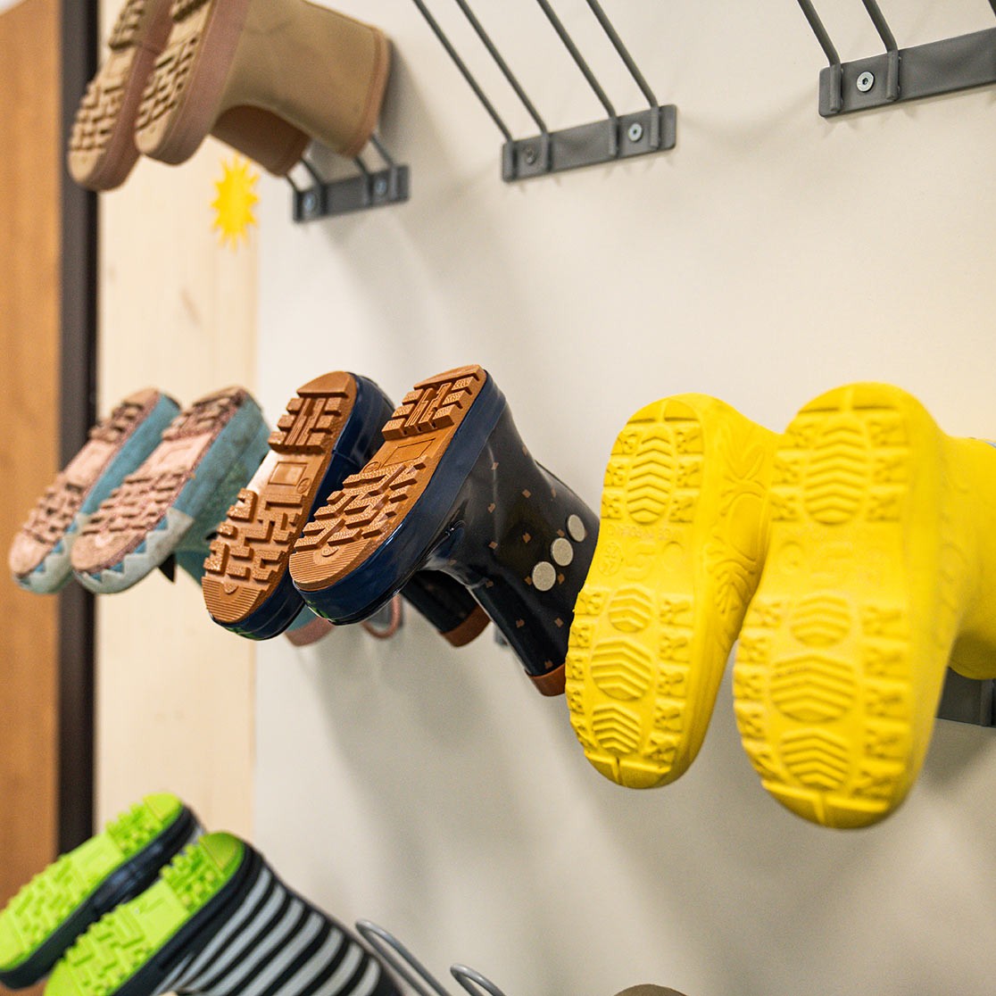 Bunte Kinderstiefel sind an einer Wandhalterung zu sehen