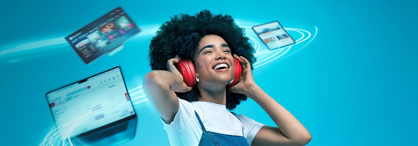 Frau mit Kopfhörer an der elektronische Geräte vorbeifliegen.