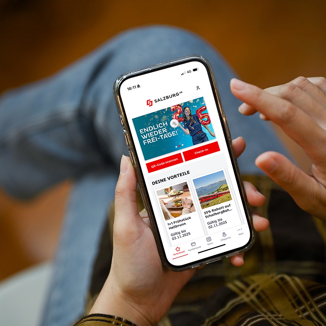 Jemand hält ein Handy mit geöffneter Vorteilswelt App.