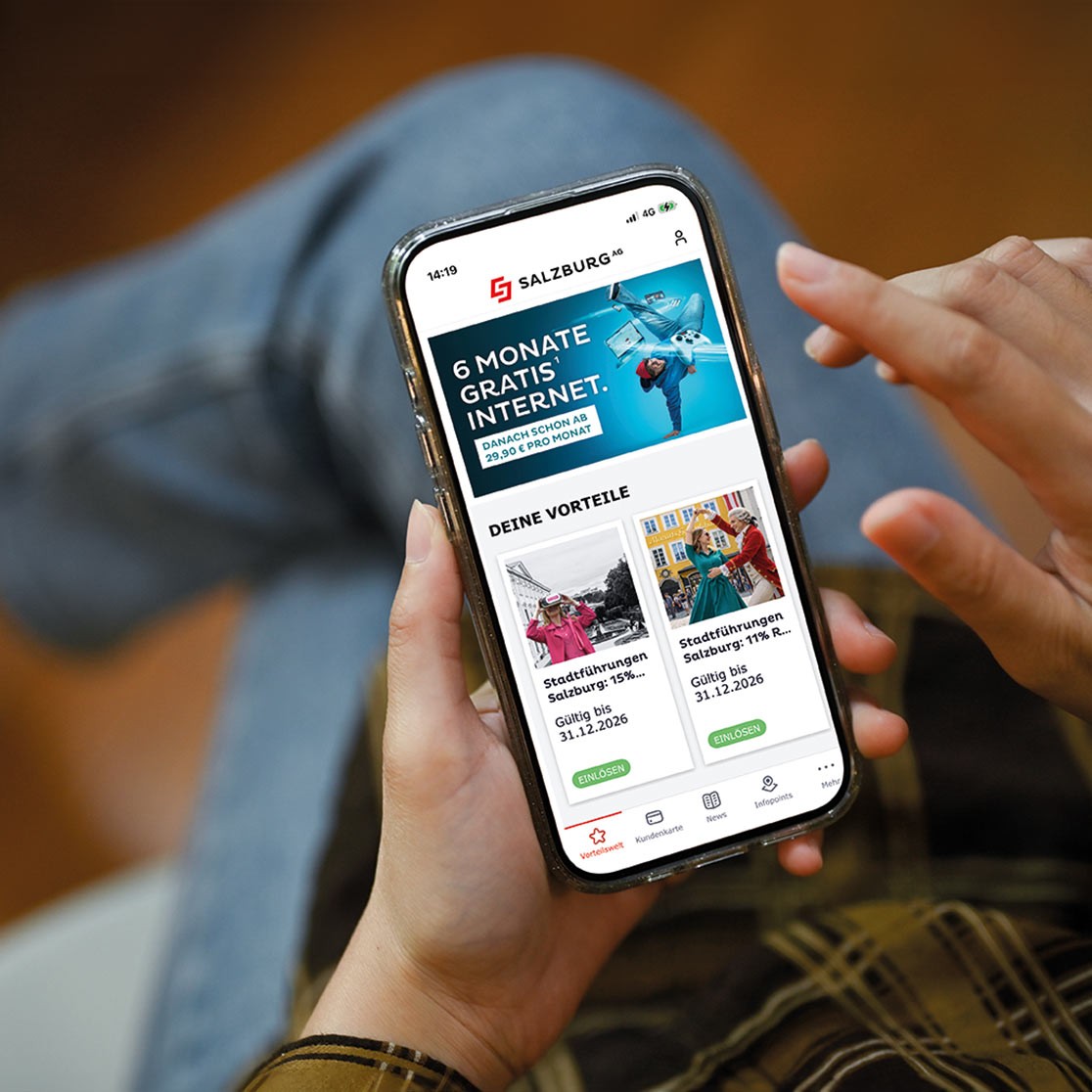 Jemand hält ein Handy mit geöffneter Vorteilswelt App.